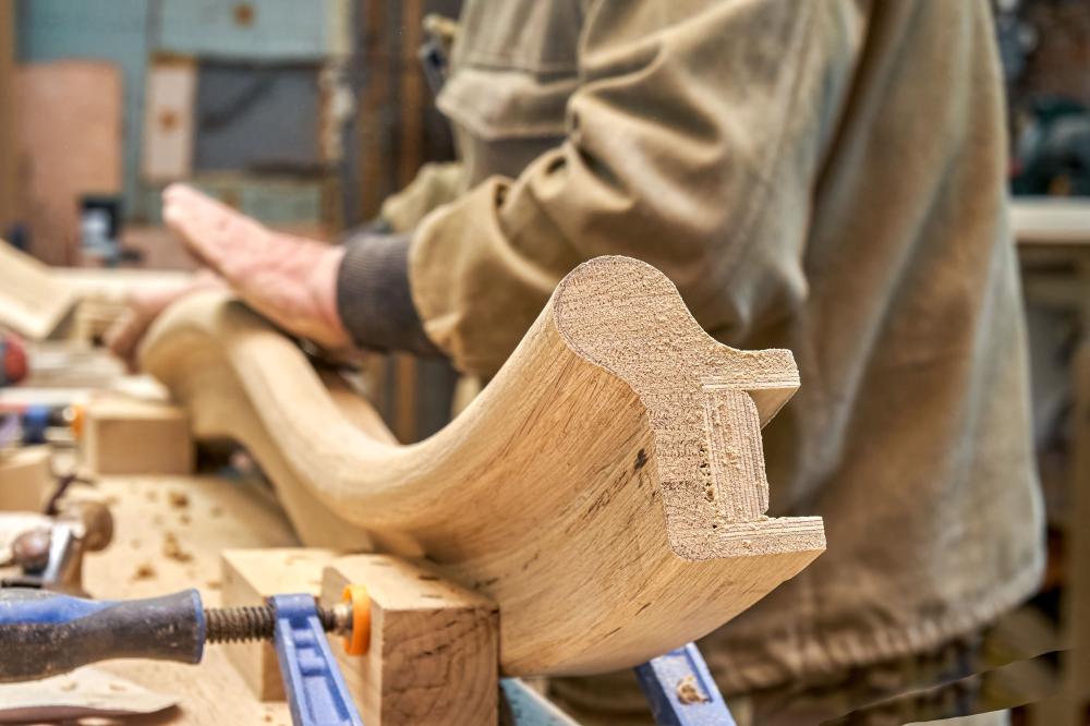 Artisan travaillant sur une menuiserie