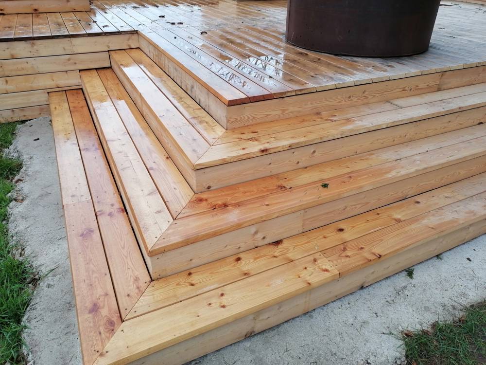 Escaliers extérieurs et terrasse en bois
